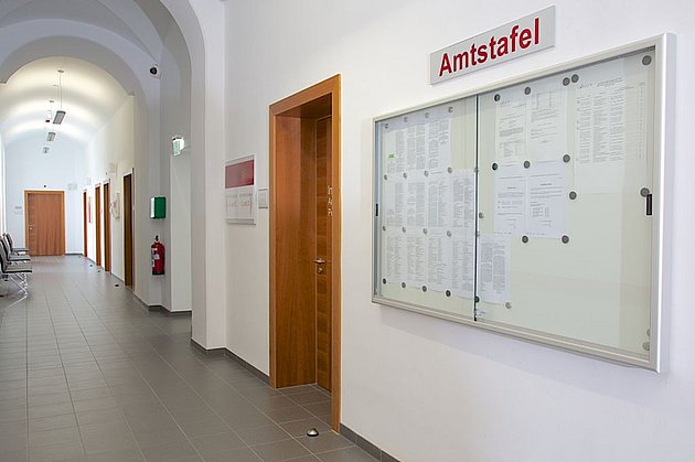 Amtstafel im Verhandlungstrakt